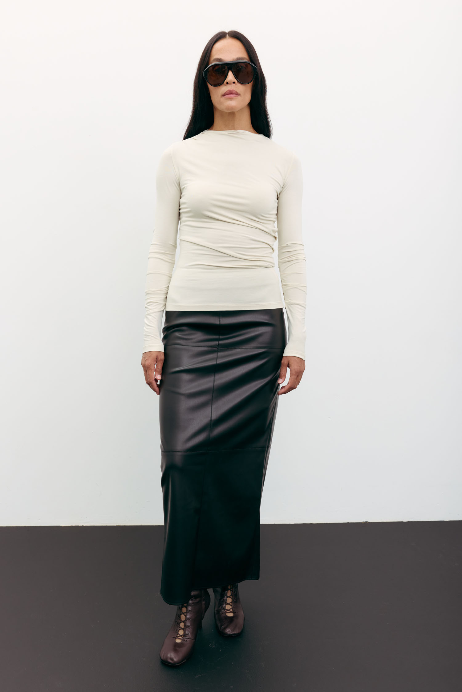 Спідниця максі з розрізом з еко-шкіри чорна TLA_00003561, фото 1 Спідниця максі з розрізом з еко-шкіри чорна TLA_00003561, фото 1 - в интернет магазине KAPSULA