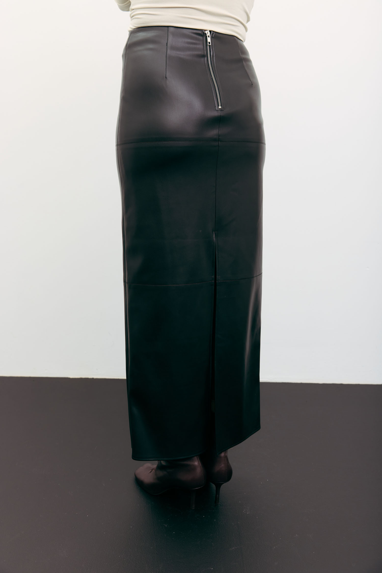 Спідниця максі з розрізом з еко-шкіри чорна TLA_00003561, фото 1 Спідниця максі з розрізом з еко-шкіри чорна TLA_00003561, фото 1 - в интернет магазине KAPSULA