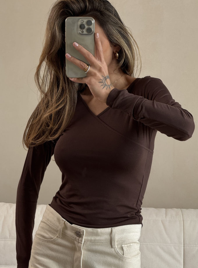 Лонгслів з V-вирізом шоколадний TLA_00003580, фото 1 - в интернет магазине KAPSULA