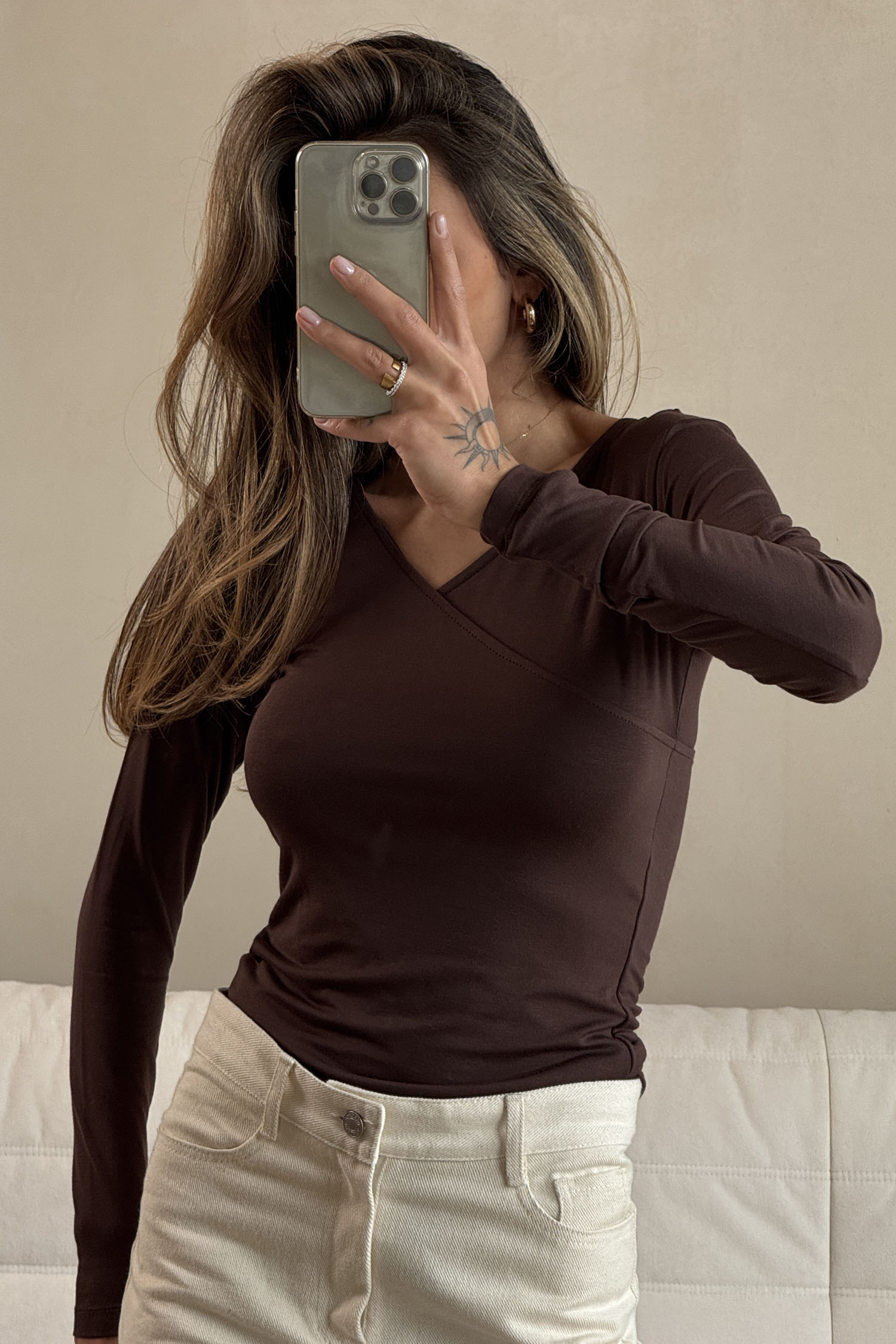 Лонгслів з V-вирізом шоколадний TLA_00003580, фото 1 Лонгслів з V-вирізом шоколадний TLA_00003580, фото 1 - в интернет магазине KAPSULA