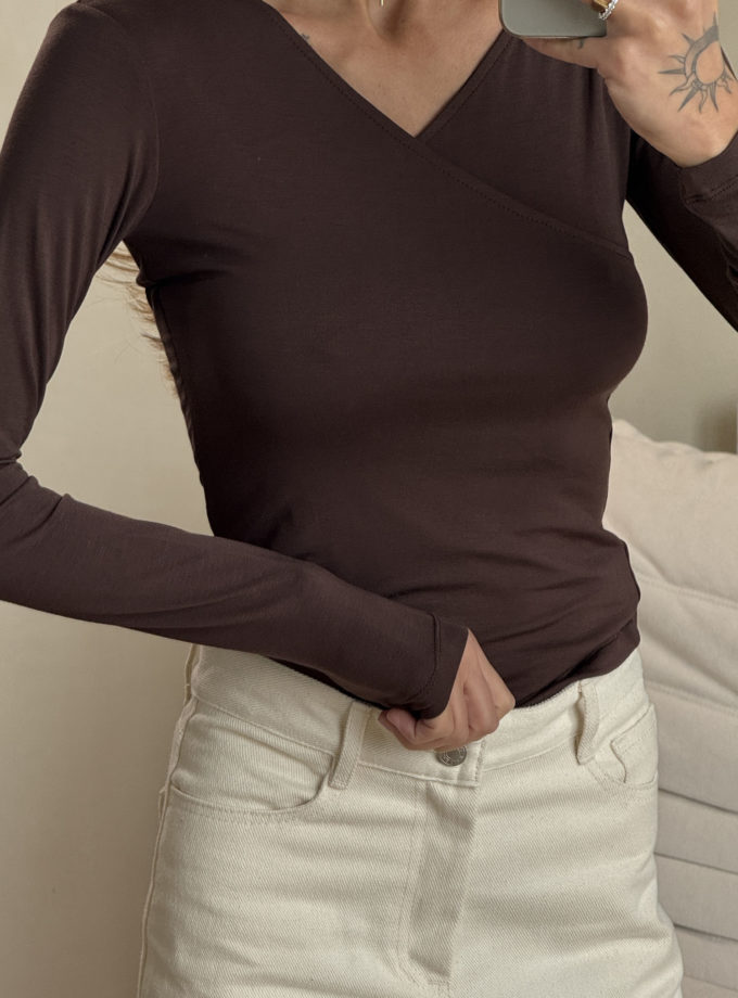 Лонгслів з V-вирізом шоколадний TLA_00003580, фото 1 - в интернет магазине KAPSULA