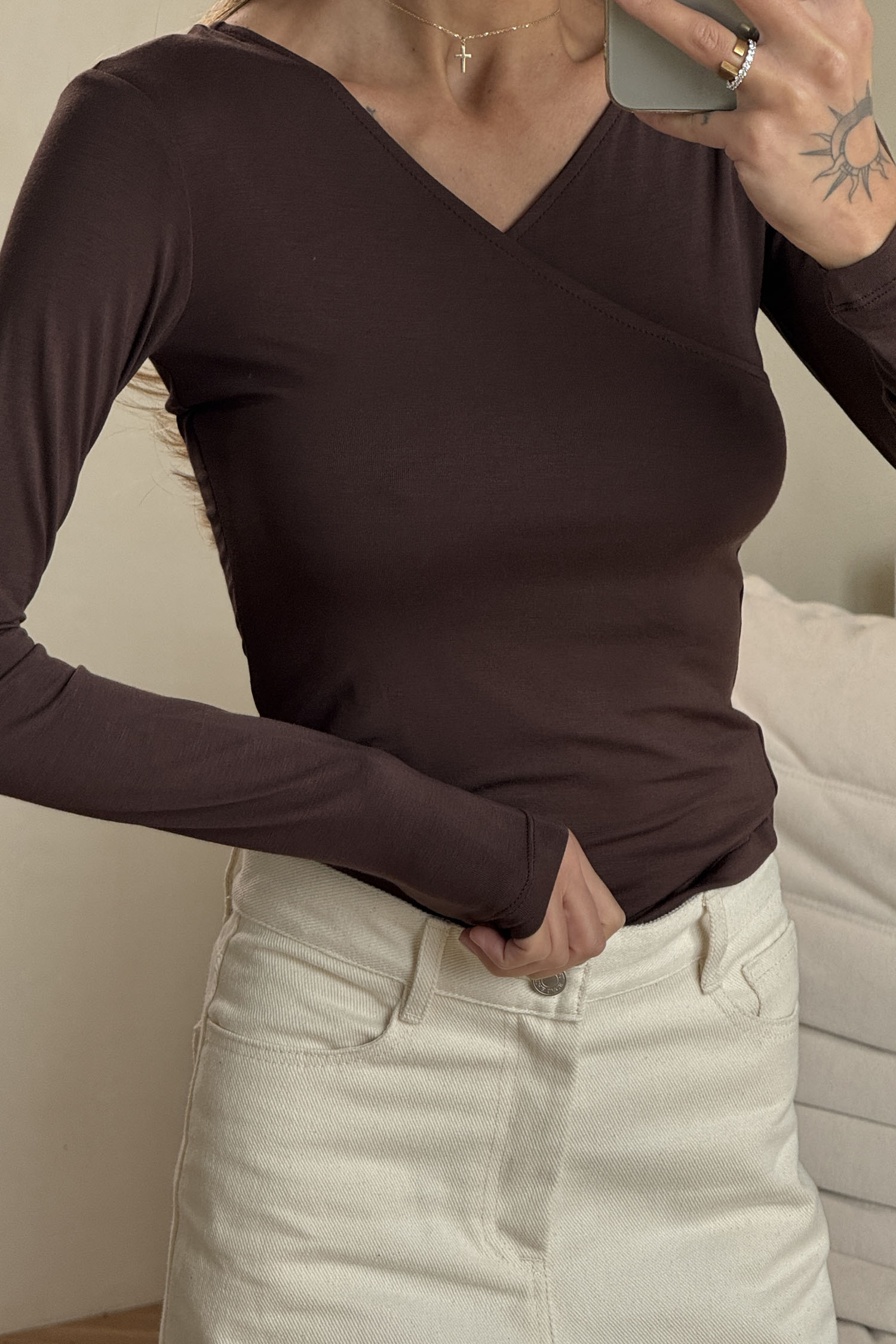 Лонгслів з V-вирізом шоколадний TLA_00003580, фото 1 Лонгслів з V-вирізом шоколадний TLA_00003580, фото 1 - в интернет магазине KAPSULA