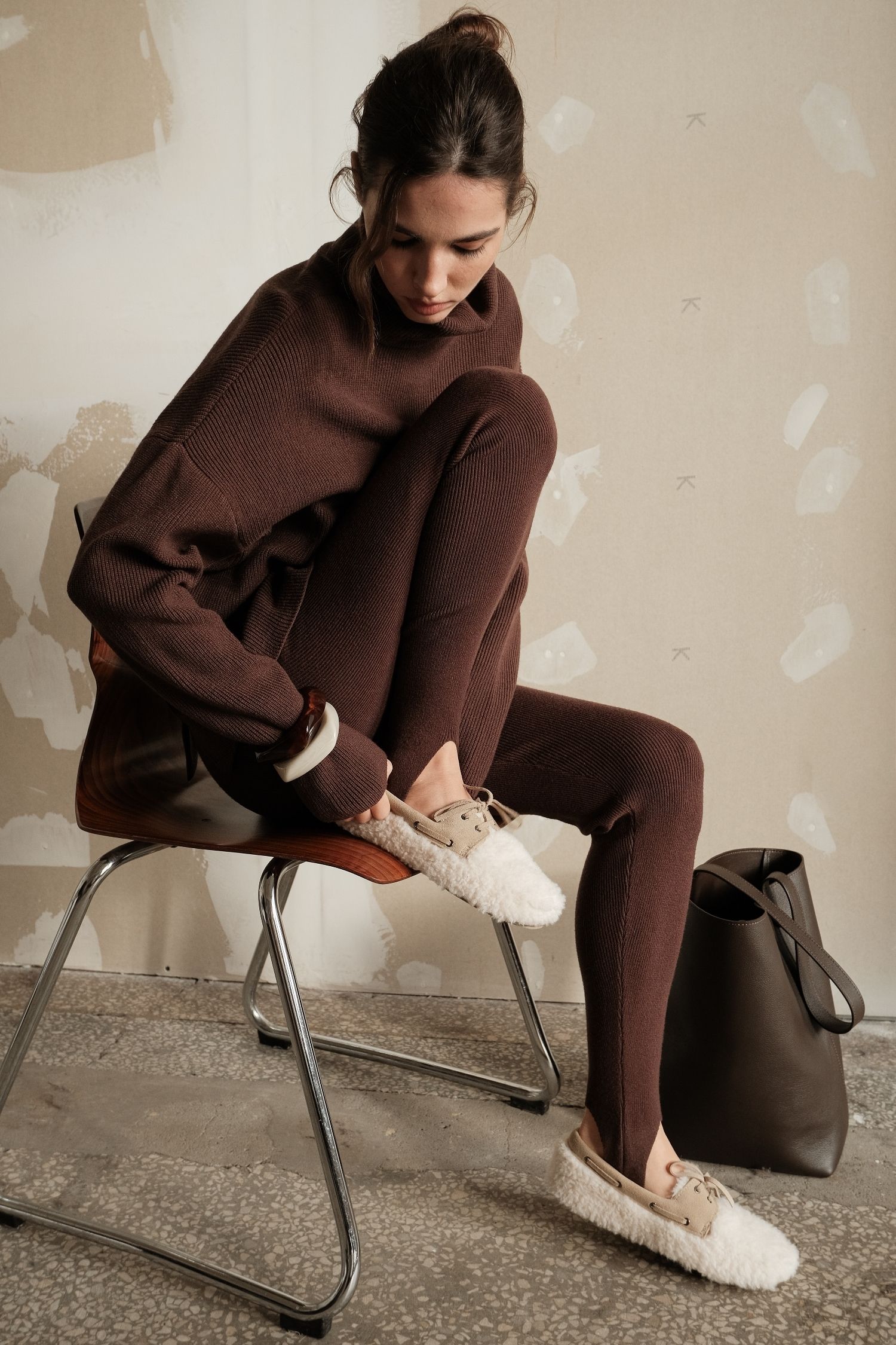 Светр трикотажний прямого крою з горловиною шоколадний TLA_00003612, фото 1 Светр трикотажний прямого крою з горловиною шоколадний TLA_00003612, фото 1 - в интернет магазине KAPSULA