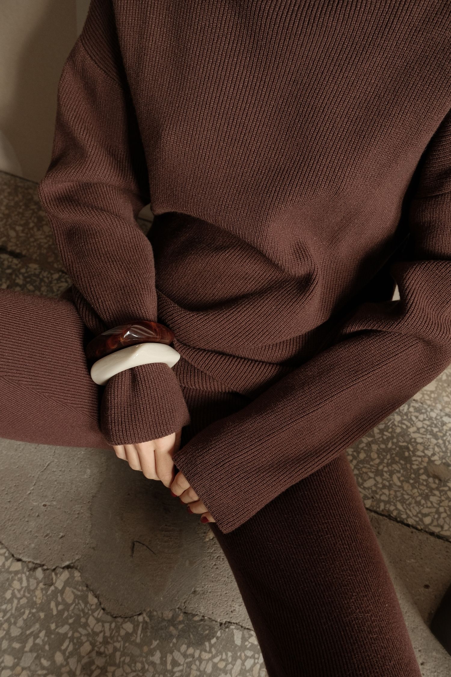 Светр трикотажний прямого крою з горловиною шоколадний TLA_00003612, фото 1 Светр трикотажний прямого крою з горловиною шоколадний TLA_00003612, фото 1 - в интернет магазине KAPSULA