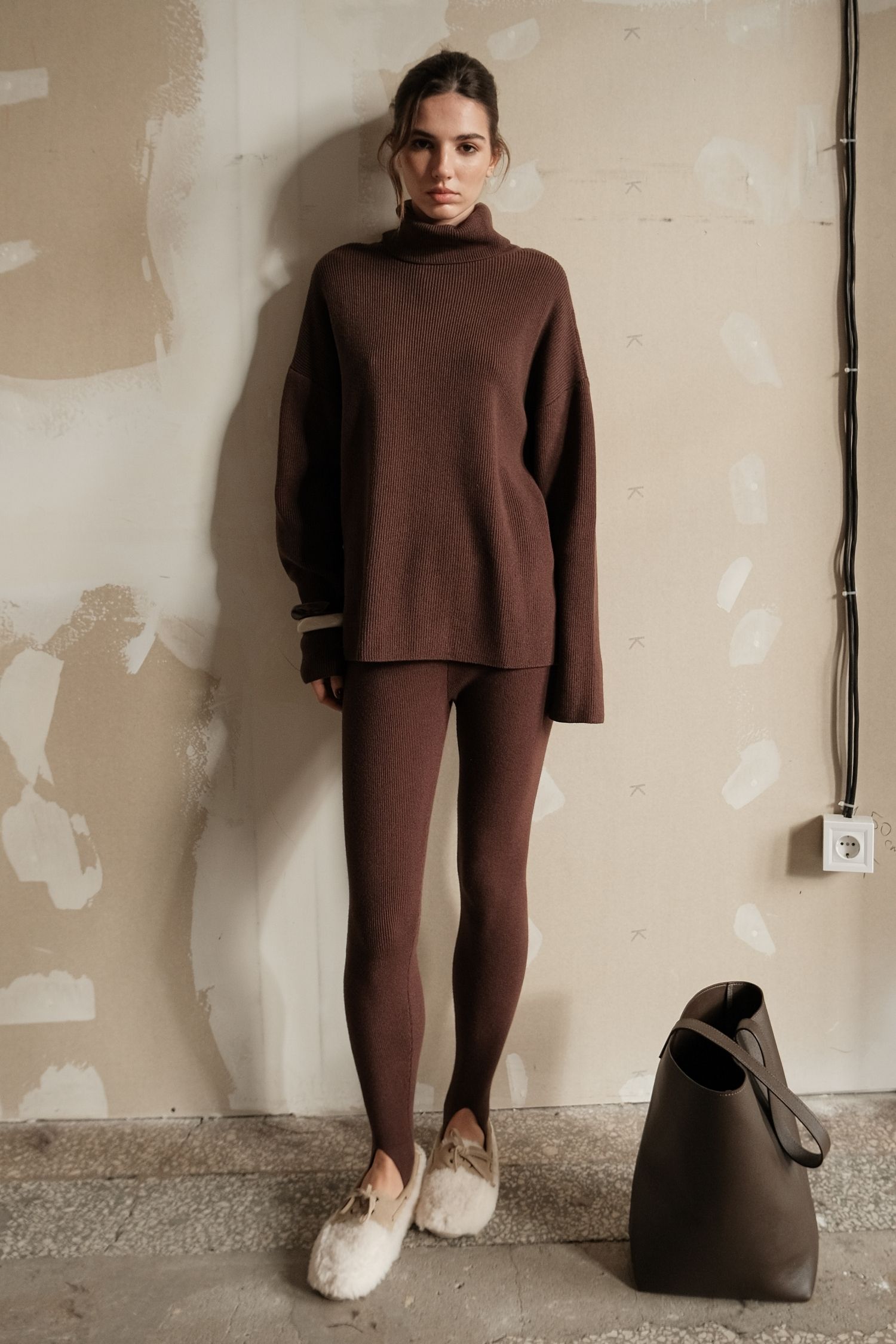 Светр трикотажний прямого крою з горловиною шоколадний TLA_00003612, фото 1 Светр трикотажний прямого крою з горловиною шоколадний TLA_00003612, фото 1 - в интернет магазине KAPSULA