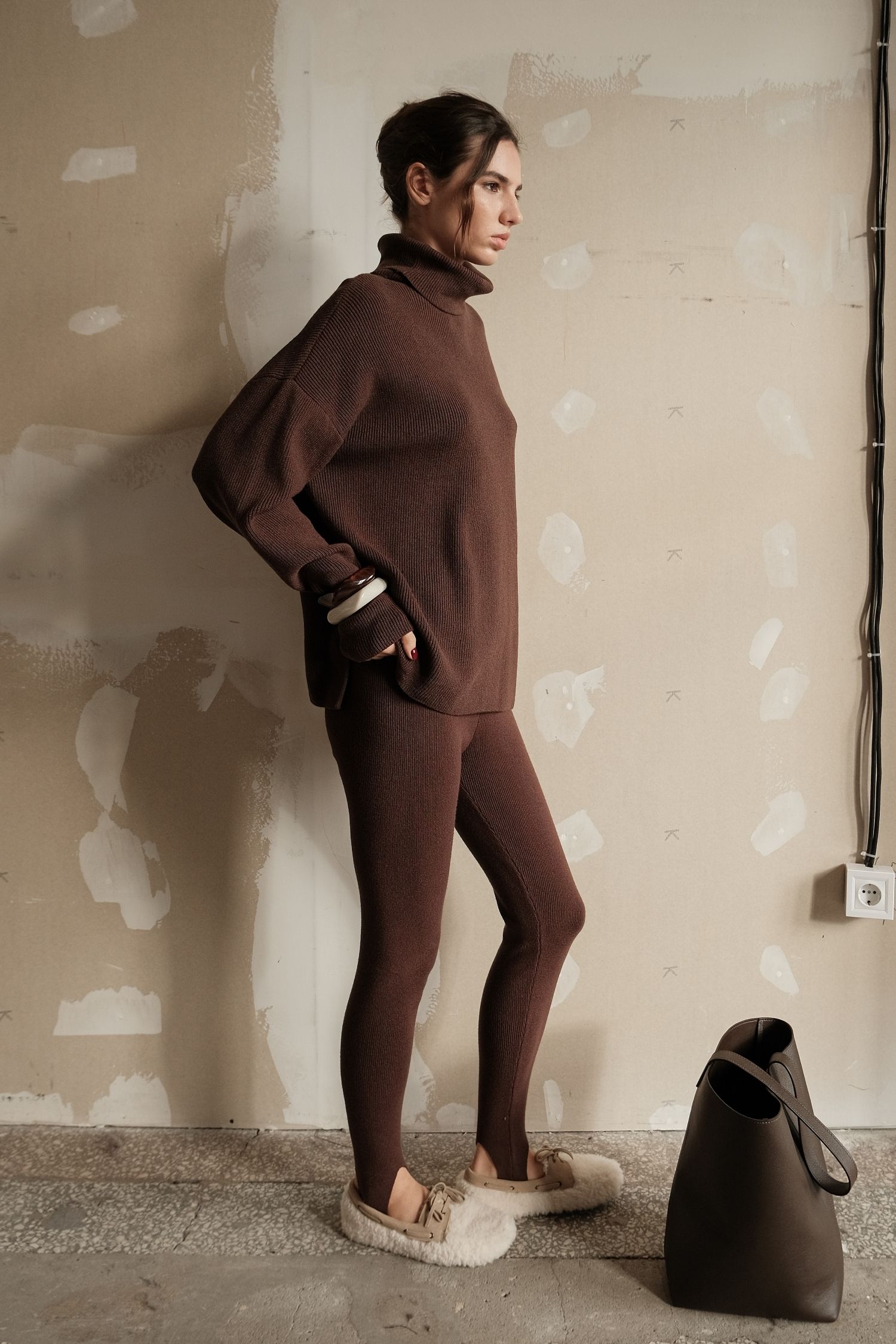 Светр трикотажний прямого крою з горловиною шоколадний TLA_00003612, фото 1 Светр трикотажний прямого крою з горловиною шоколадний TLA_00003612, фото 1 - в интернет магазине KAPSULA