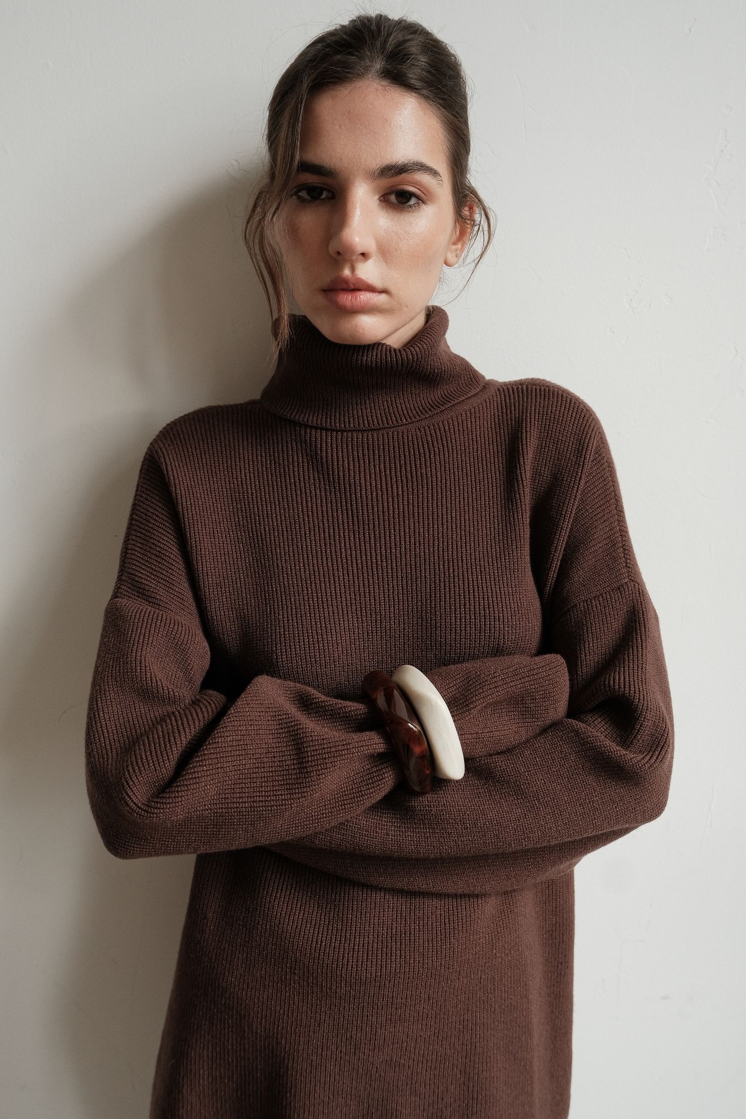 Светр трикотажний прямого крою з горловиною шоколадний TLA_00003612, фото 1 Светр трикотажний прямого крою з горловиною шоколадний TLA_00003612, фото 1 - в интернет магазине KAPSULA