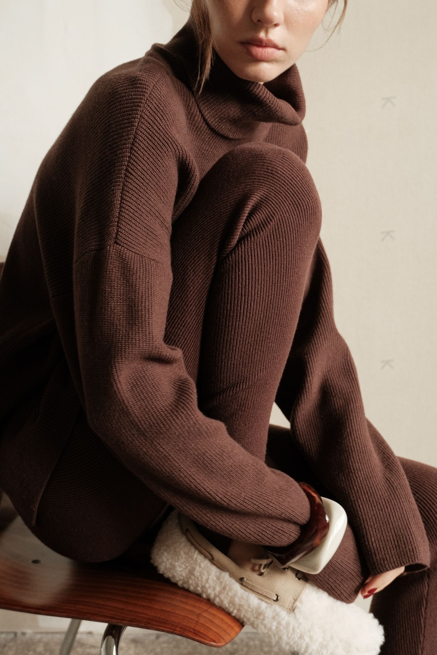 Светр трикотажний прямого крою з горловиною шоколадний TLA_00003612, фото 1 Светр трикотажний прямого крою з горловиною шоколадний TLA_00003612, фото 1 - в интернет магазине KAPSULA