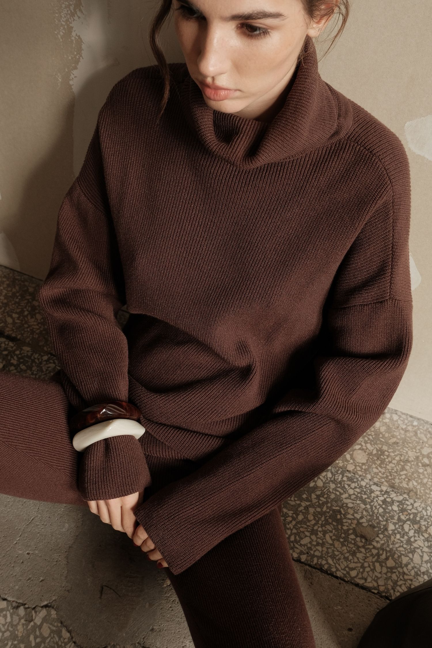 Светр трикотажний прямого крою з горловиною шоколадний TLA_00003612, фото 1 Светр трикотажний прямого крою з горловиною шоколадний TLA_00003612, фото 1 - в интернет магазине KAPSULA