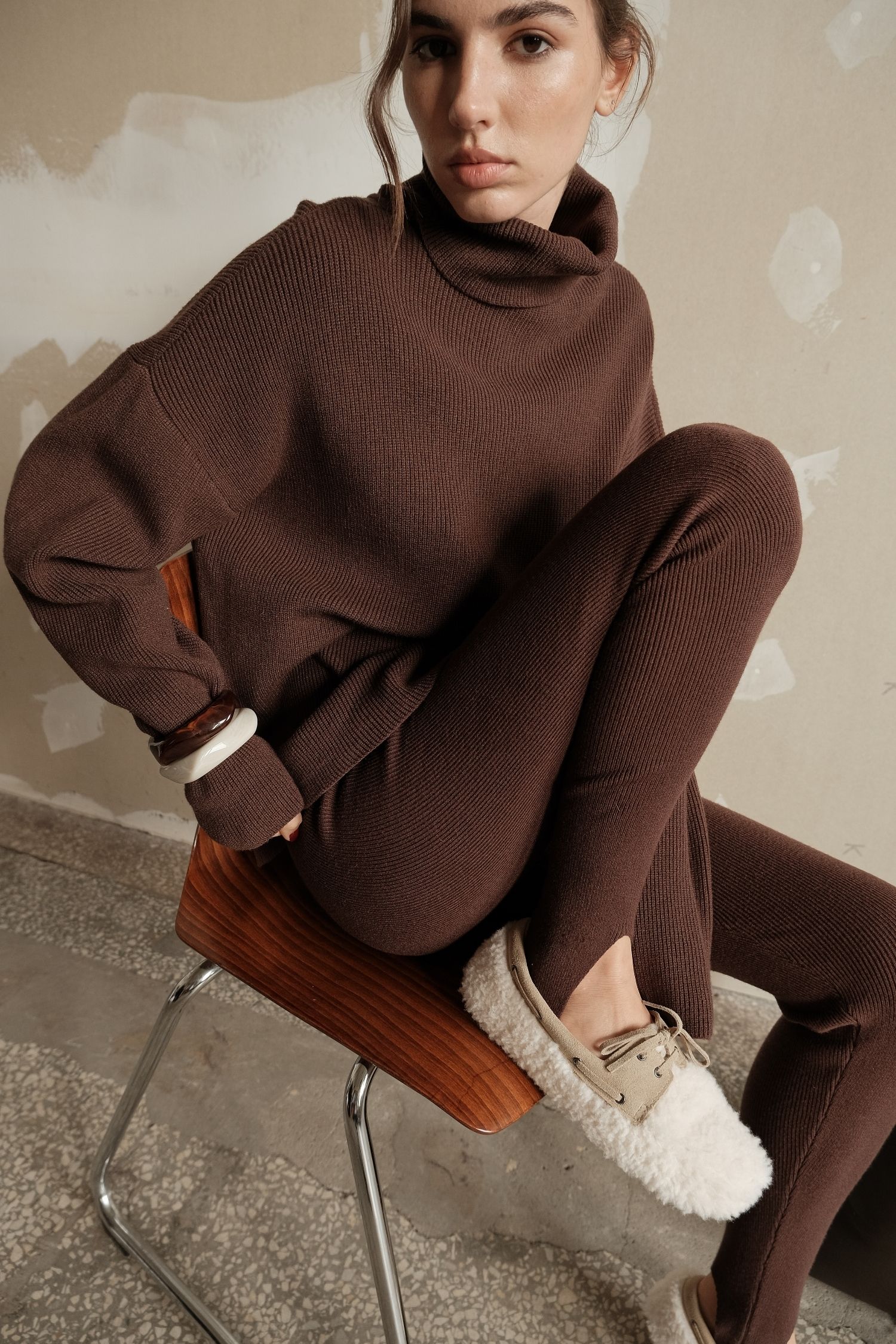 Светр трикотажний прямого крою з горловиною шоколадний TLA_00003612, фото 1 Светр трикотажний прямого крою з горловиною шоколадний TLA_00003612, фото 1 - в интернет магазине KAPSULA