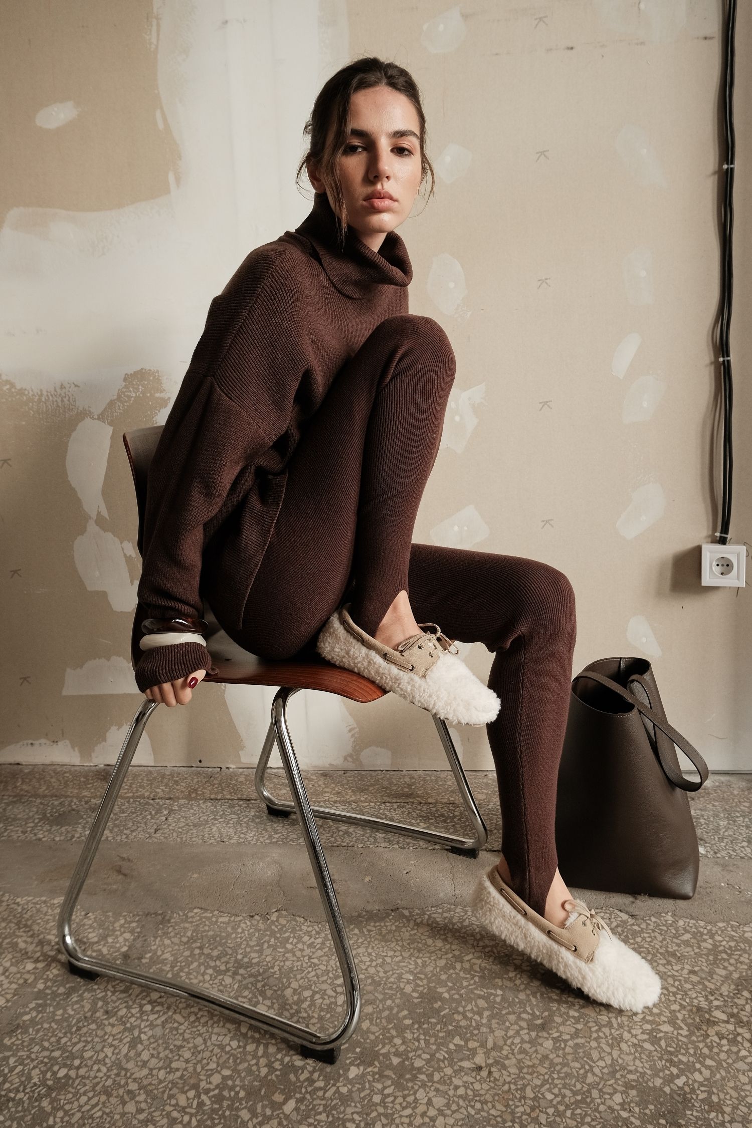 Светр трикотажний прямого крою з горловиною шоколадний TLA_00003612, фото 1 Светр трикотажний прямого крою з горловиною шоколадний TLA_00003612, фото 1 - в интернет магазине KAPSULA