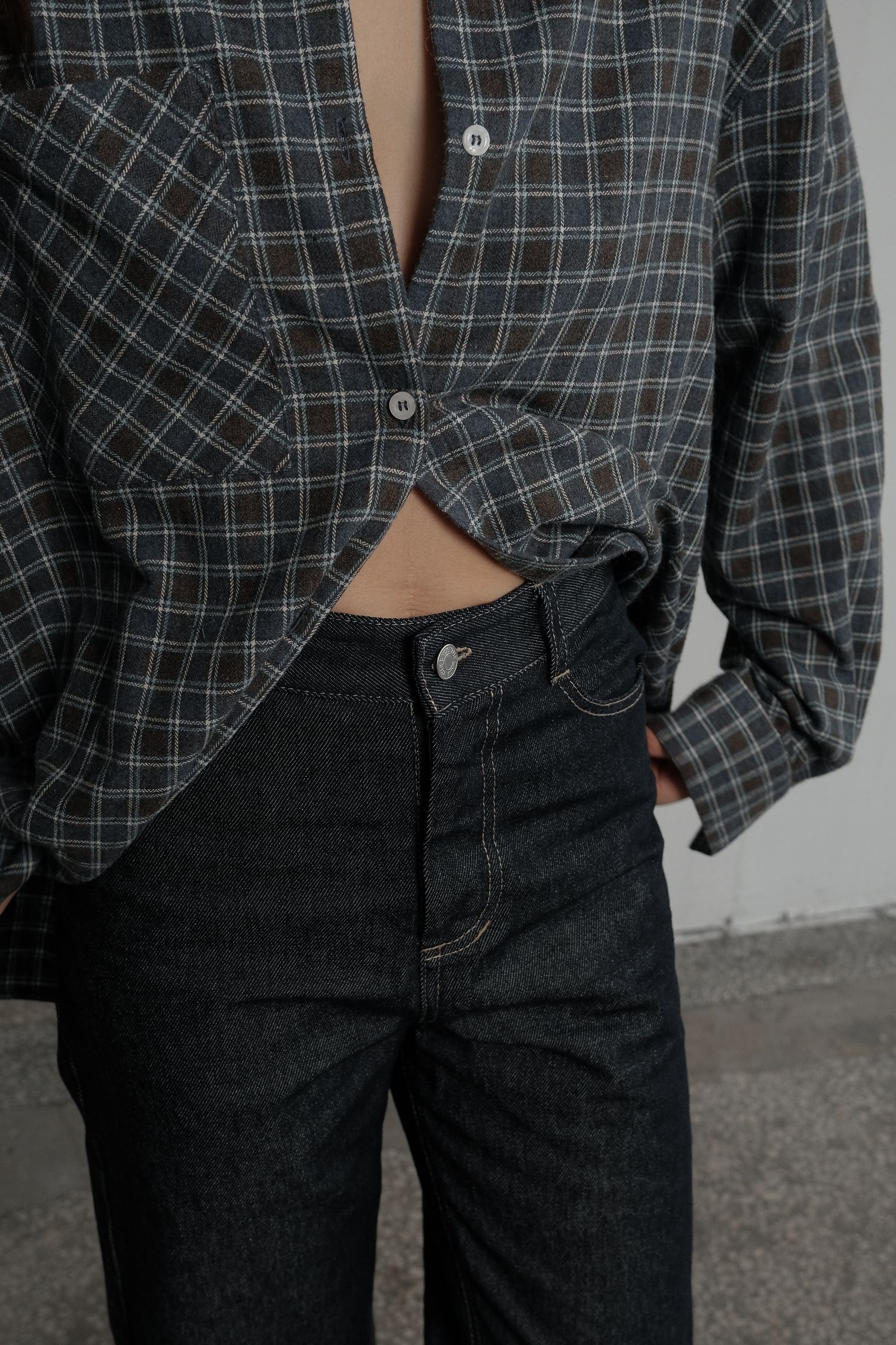 Сорочка з накладною кишенею в синю клітинку шоколадна TLA_00003634, фото 1 Сорочка з накладною кишенею в синю клітинку шоколадна TLA_00003634, фото 1 - в интернет магазине KAPSULA